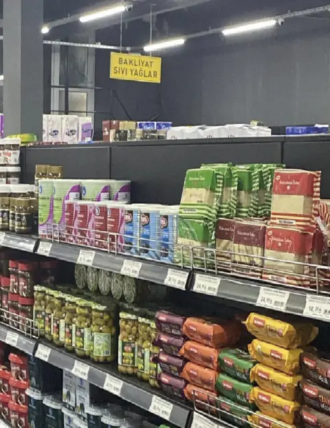 Bakliyat ve sıvı yağlar reyonunun sarı tabelası ve rafları