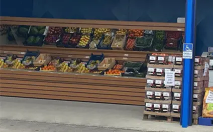 Mağaza girişindeki meyve ve sebze tezgâhları