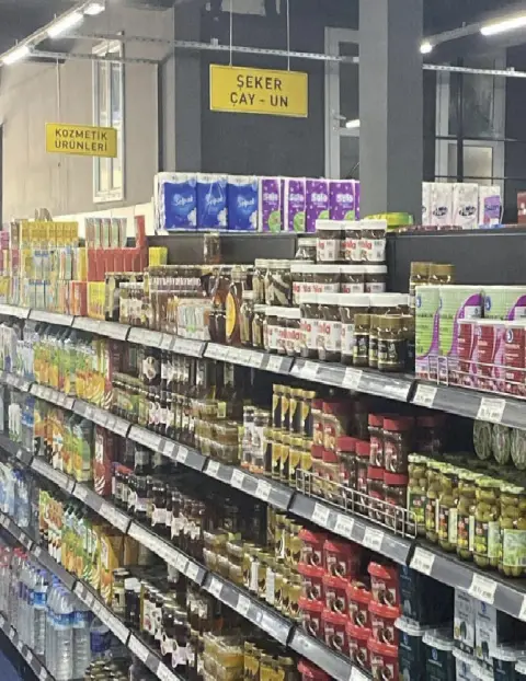 Şeker, çay ve un reyonunun sarı tabelası ve rafları