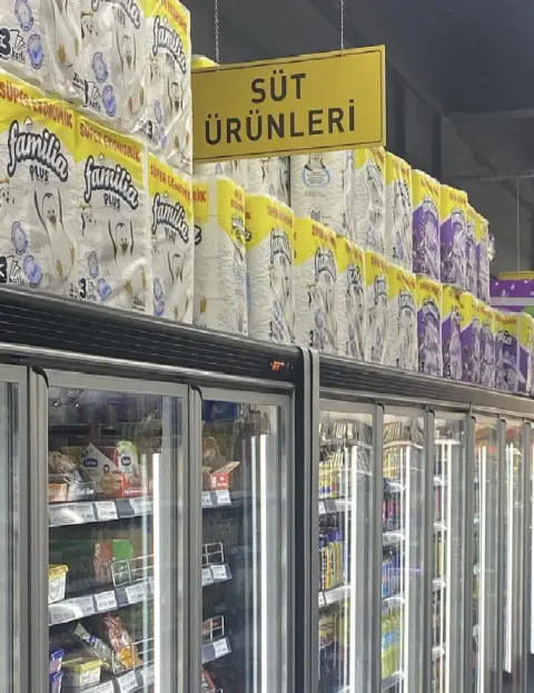 Süt ürünleri reyonunun sarı tabelası ve buzdolapları
