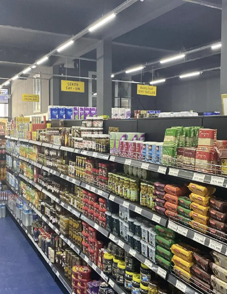Şeker, çay, un ve bakliyat reyonlarının tabelaları ve rafları